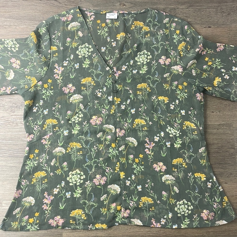 Jacqueline deYong Women’s V Neck Floral Short Sleeve Blouse, size Medium/42